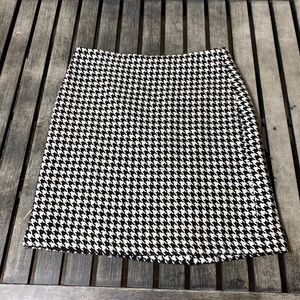 Woman’s Geoffrey Bean wool blend houndstooth skirt size 8